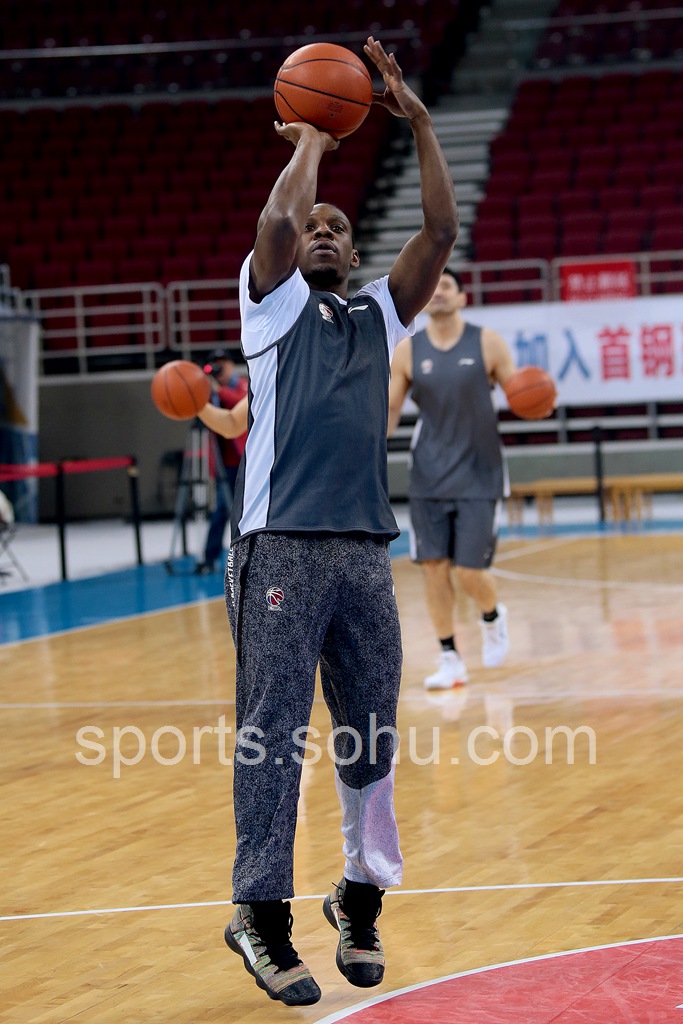 询问-塞维利亚训练开放日；关键时刻临场应变引欢呼；CBA季后赛在即；训练强度明显提升(cba今晚赛程表直播)